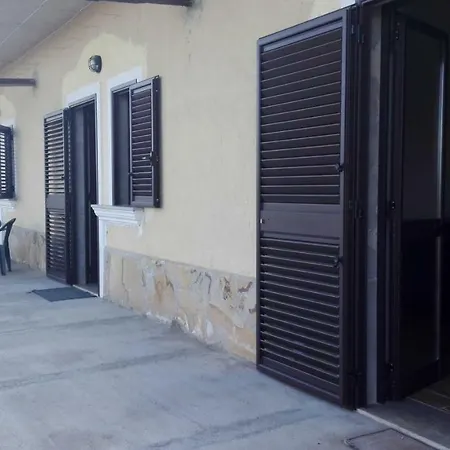In Affitto Con Veranda E Parcheggio בית הארחה
